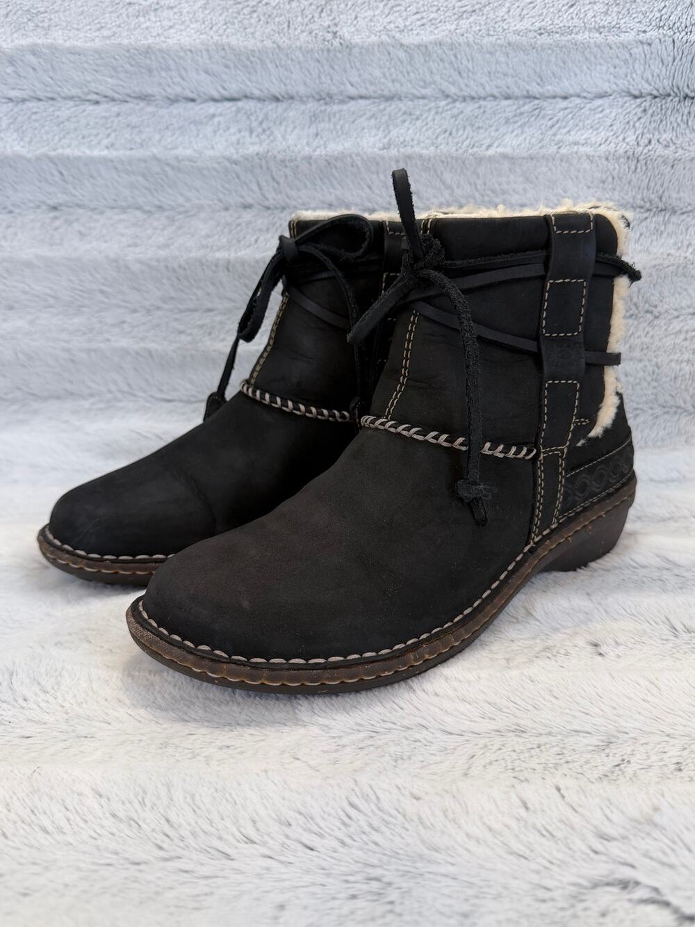 UGG Australia Cove 5136 Black Leather Sheepskin Lined Ankle Boots Women’s 7